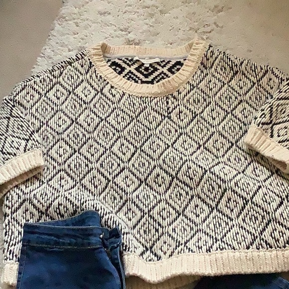 Gorgeous Victoria’s Secret Sweater 🖤🖤🖤 - Picture 6 of 8